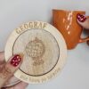 Prezent dla nauczyciela geografii - drewniana podkładka pod kubek „GEOGRAF” (Dzień nauczyciela, 14.10)