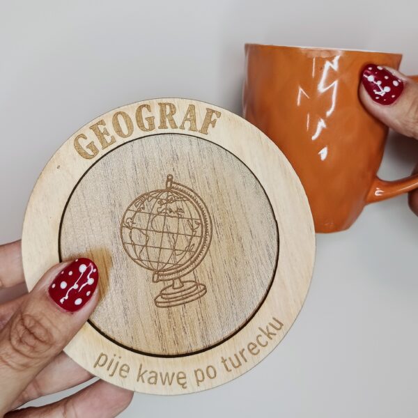 Prezent dla nauczyciela geografii - drewniana podkładka pod kubek „GEOGRAF” (Dzień nauczyciela, 14.10)