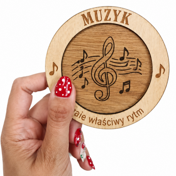 Prezent dla nauczyciela muzyki - drewniana podkładka pod kubek „MUZYK” (Dzień nauczyciela, 14.10)