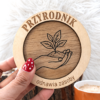 Prezent dla nauczyciela przyrody - drewniana podkładka pod kubek „PRZYRODNIK” (Dzień nauczyciela, 14.10)