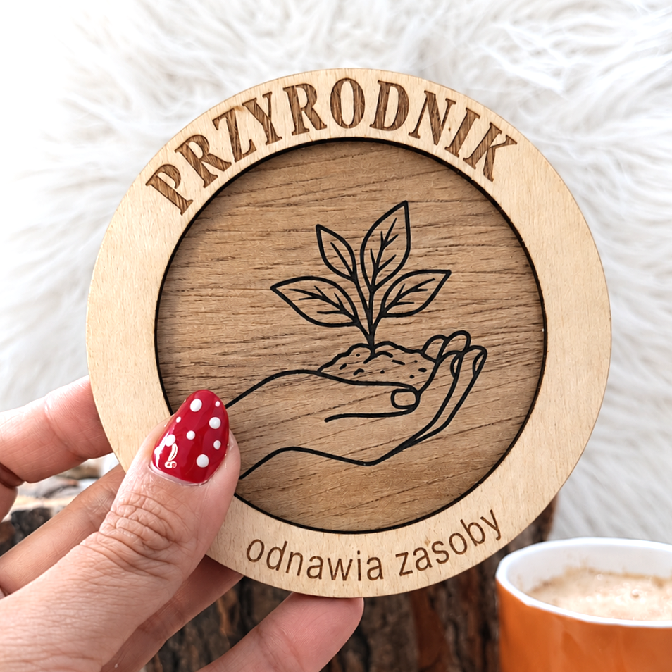 Prezent dla nauczyciela przyrody - drewniana podkładka pod kubek „PRZYRODNIK” (Dzień nauczyciela, 14.10)